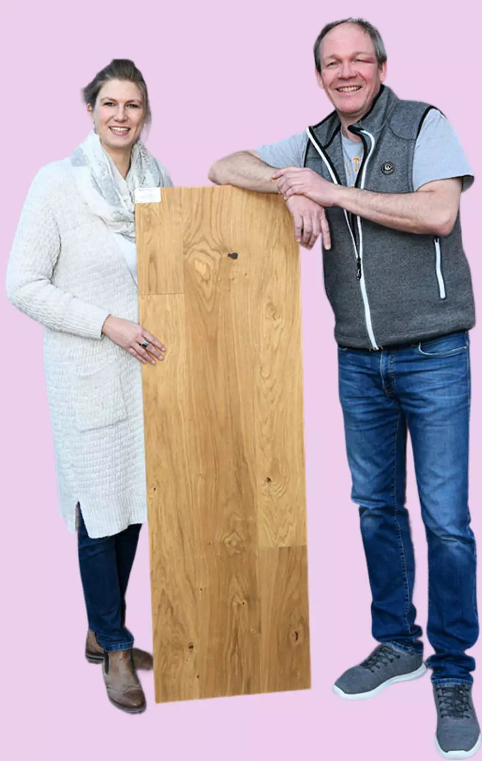 Paar präsentiert ein Eichendielen-Muster für Bodenbelag