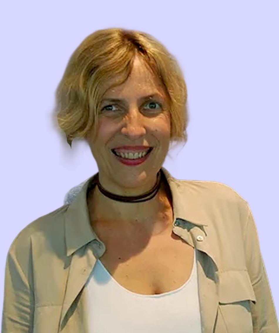 Lächelnde Frau mit kurzen blonden Haaren und einem braunen Choker-Halsband vor einem hellvioletten Hintergrund.